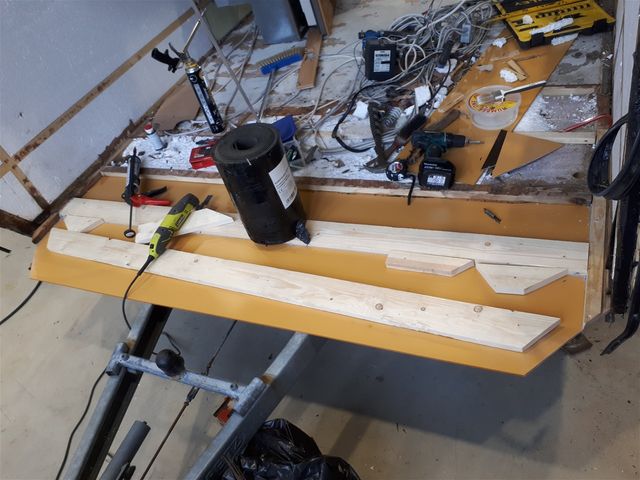 Keulaosaa alettu rakentamaan. Alempi vaneri paikallaan ja rimoja soviteltu. Tähän laitetaan leveämpi rima jotta kestää varmasti. Kaasupullojen paikka tulee olemaan tuossa keulalla.