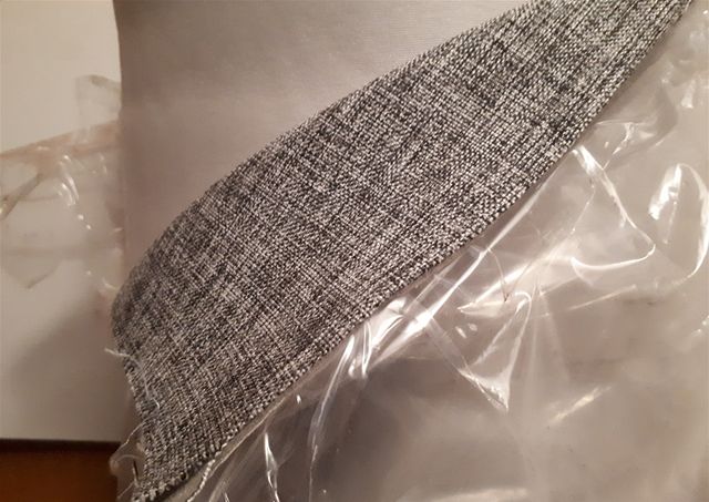 Odotettu lähetys saapui. Tällä on tarkoitus sohvatyynyt päällystää uudelleen. Onni on ihana sukulainen, joka osaa ommella, auttaa meidät hommassa ainakin alkuun.