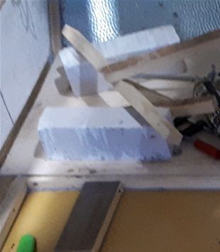 Toinen alavaneri saatu kohdilleen, seuraavana vuorossa rimojen tekoa ja niiden paikoilleen laittoa. Väleihin uudet finnfoamit ja liimavaahdot ja päästäänkin laittamaan päällimmäinen vaneri.