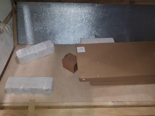 Päällimmäinen vaneri saatiin paikoilleen. Painoa päällä jotta kaikki kohdat tarttuvat alla oleviin rimoihin. Kiinnityksessä käytettiin liimavaahtoa ja lisäksi pieniä ruuveja. Pikkuhiljaa Lauri-Matilda alkaa saada paikkoja kuntoon.