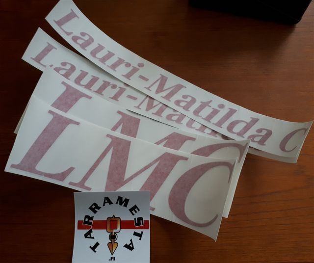 Tänään tuli odotettu paketti, uudet tarrat ja tottakai nimi pitää saada vaunuun näkyviin. Homma hoitui nopeasti ja sovitusti Tarramesta.fi kanssa.