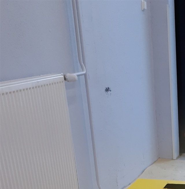 Oviprojektikin hieman eteni. Sisäpuolelta väriksi valikoitui keltainen. Seuraavaksi päästään kasaamaan ovi kokoon.