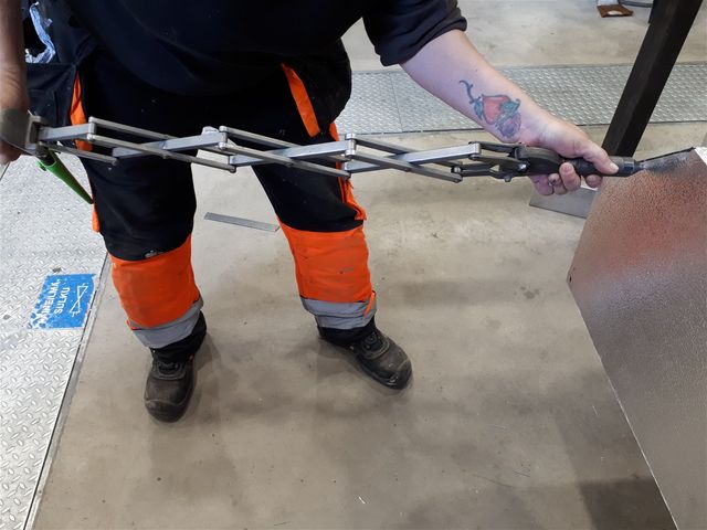 Vetoniittipihdit olivat meille entuudestaan tuttuja mutta nytpä pääsimme käyttämään tätä haitarimallia. Näppärä tämäkin ja varmatoiminen.