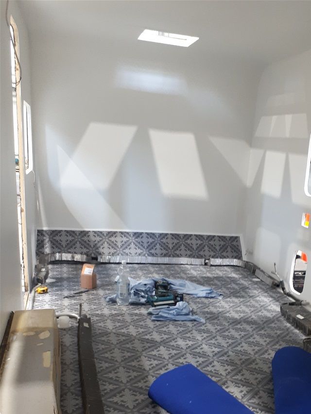 Matto paikoillaan ja patterit omilla paikoillaan. Seuraavaksi patterit laitetaan kiinni. Oli hyvä tilaisuus samalla puhdistaa patterit paineilmalla, lähti hyvin pölyt pois.