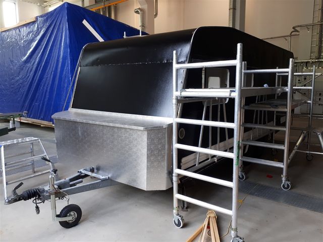 Nyt on maalattu pariin kertaan ulkoapäin. Projektissamme tulee nyt kuukauden tauko kun koulu on kiinni lomien takia. Itse jatkamme toisella työmaalla remppahommia. Blogiin tulemme myös jotakin laittamaan joten kannattaa muistaa tulla kurkkaamaan jos projektimme kiinnostaa.
