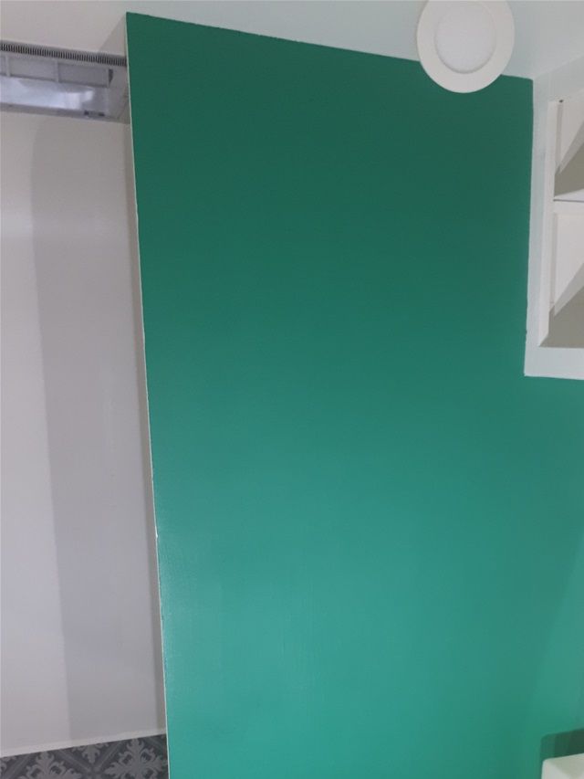 Ennen kuin vessan seinään rakennetaan alakaapisto, piti maalata tehosteseinä. Tästä se värimaailma alkaa näkymään.