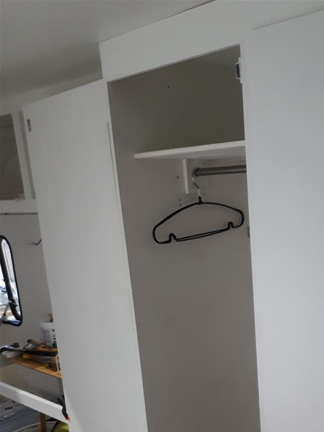 Vaatekaapin ovet ovat paikoillaan. Itse kaapista puuttuu vielä alahyllyt. Myös vetimet puuttuvat. Ovat tulossa jossain vaiheessa paikoilleen.