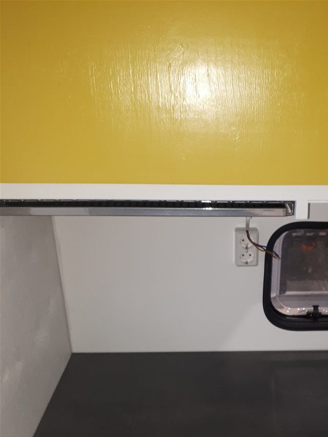 Keittiön alakaapit saivat ovet paikoilleen. Edelleen tilanne se, että paljon vielä työsarkaa edessä ennen kuin valmista alkaa tulemaan. Kaappien sisäosiin tulossa vielä monenmoista. Tiskiallas ja hana tulossa tuohon mistä pahvisuoja puuttuu.