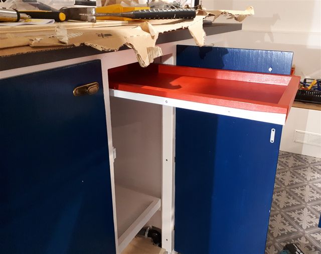 Keittiön kaappien ulosvedettävät hyllyt alkavat valmistua. Väriksi valikoitui punaisen sävy nimeltä Marmeladi joka löytyy Tikkurilan valikoimasta.