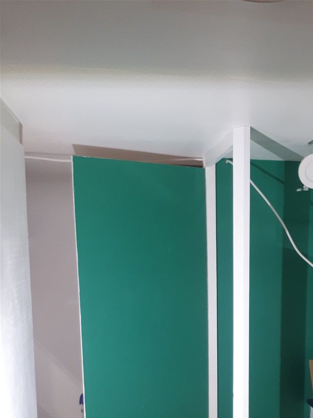 Vessan seinästä tulee avattava, sillä siitä tulee tarvittaessa makuuhuoneen ovi. Syynä tähän on pari kissaa joiden ei toivota öisin nukkuvan sängyssä. Päivisin saavat olla päiväpeiton päällä koisimassa ja tällöin ovi toimii vessan seinänä.