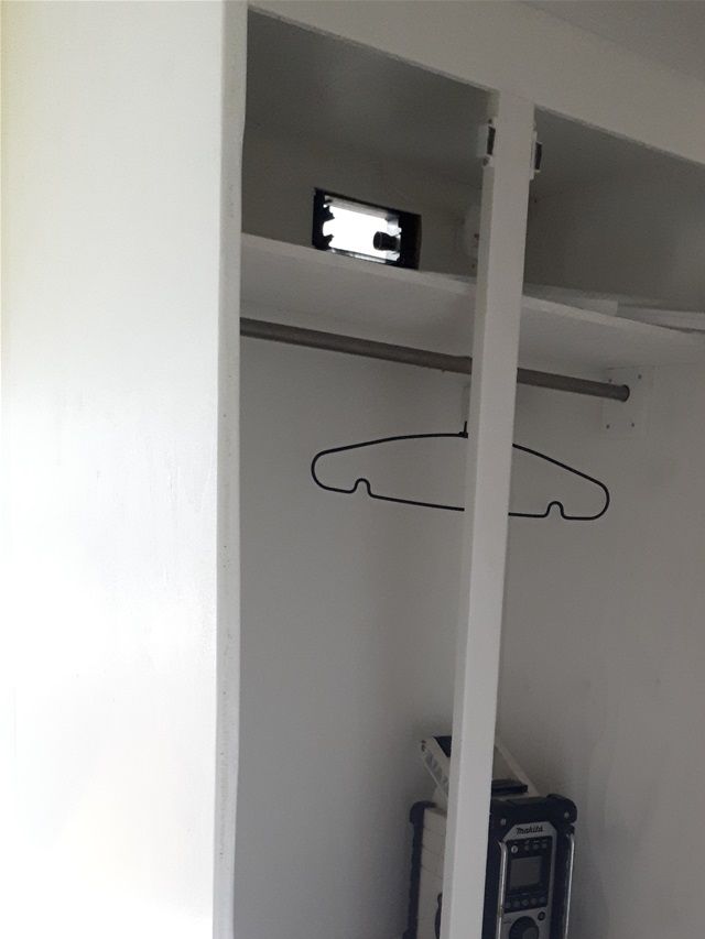 Vaatekaappi lähes valmiina, pientä hienosäätöä niin hyvä tulee. Työmaalla viihtyvyydestä on vastannut Makitan radio.