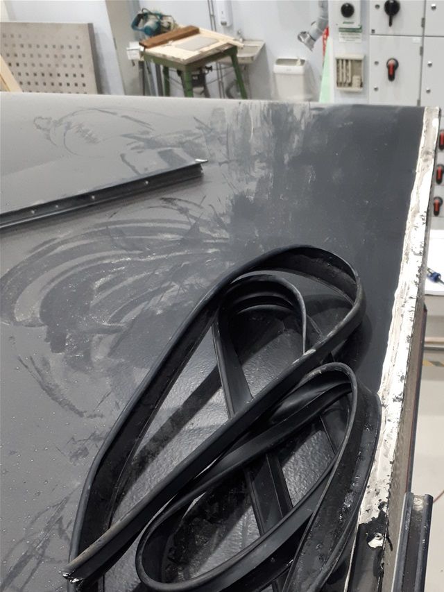 Välillä tehtiin taas ulkopuolella töitä. Otettiin käsittelyyn tuo toinen puoli ja sieltä reunatiivisteiden putsaus, vanhat butyylit pois ja uudet tilalle, ja samalla ruuvit vaihdettiin uusiin. Hidasta puuhaa mutta kyllä se vaivannäkö kannattaa.