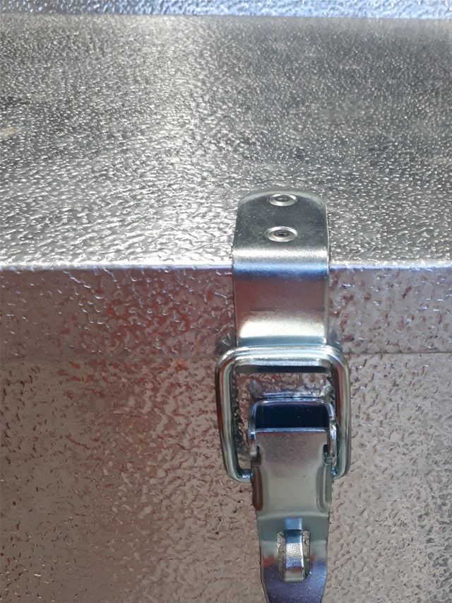 Etukotelo sai lukitussalvat paikoilleen. Vielä lukot ostetaan tuohon niin ollaan tyytyväisiä.
