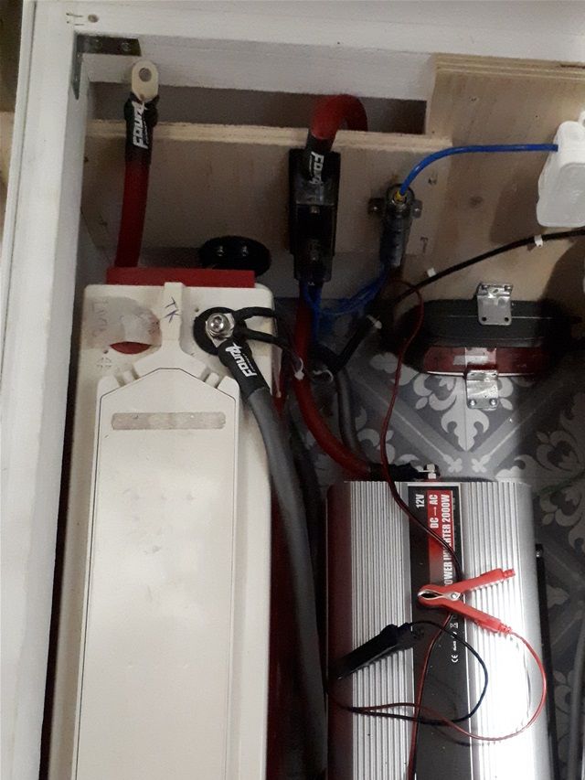 Vähän vaihekuvaa sähkötöiden keskeltä. Hirveästi näistä en osaa kertoa mutta kyllä tuolla edistystä tapahtuu.